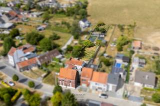 Op den buiten, in de Deurnestraat. De poort naar alle wandel en fietsroutes van de Vlaamse Ardennen.<br />Deze woning is een renovatie project maar op vandaag wel nog bewoond en zeer goed onderhouden.<br />De buiten omgeving op een perceel van 1500 m² is een paradijs voor de tuin en dieren liefhebbers en niet te vergeten voor de kinderen. <br />Moestuin, boomgaard, kippenhok, atelier, terras, tuin, oprit, hout berging , speel ruimte. <br /><br />Indeling gelijkvloers : inkomhal, badkamer, bureel, open leefruimte met living, eetplaats, keuken en berging.<br />Eerst verdieping : 4 grote slaapkamers<br />Zolder : kan perfect ingericht worden. <br /><br />Bent u zoek naar een renovatie project in combinatie met het buiten leven op een top locatie? <br />Kom dan zeker een bezoek brengen en neem contact met Fabienne op het nr 0475/34.00.40<br />Wij helpen jullie graag verder met jullie zoektocht naar een nieuwe thuis. <br />