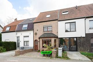 IMMO FRANCOIS MEETJESLAND PRESENTEERT JAGERPAD 14!<br /><br />WIJ VERWIJZEN U VOOR ALLE INFO & DOCUMENTEN GRAAG DOOR NAAR ONZE WEBSITE: IMMOFRANCOIS.BE.<br /><br />WENST U EEN GRATIS EN VRIJBLIJVENDE VERKOOPSANALYSE MET WAARDEBEPALING VAN UW EIGENDOM? TOM KOMT GRAAG BIJ U LANGS!<br /><br />Deze eigendom aan Jagerpad 14 in Waarschoot biedt een aangename combinatie van comfort, ruimte en een praktische indeling, met de mogelijkheid om maar liefst vier slaapkamers te creëren. Met een bewoonbare oppervlakte van 175 m² en vernieuwingen vormt deze eigendom een ideale thuis voor gezinnen of voor wie op zoek is naar extra leef- en werkruimte.<br /><br />Doorheen de jaren werd de woning reeds opgefrist. Zo werd in 2016 de volledige dakconstructie opnieuw aangelegd, gevolgd door een vernieuwing van de elektriciteit, verwarmingsinstallatie en keuken in 2017. In 2020 werd de woning uitgebreid met een lichtrijke veranda die voor extra wooncomfort zorgt, terwijl de badkamer in 2021 onder handen werd genomen.<br /><br />Bij het betreden van de woning komt u terecht in een gezellige en ruime leefruimte die aansluit op de keuken, uitgerust met de nodige toestellen en comfort. Op het gelijkvloers bevinden zich eveneens de praktische badkamer met douche en wastafel, de aansluitingen voor een wasmachine, een apart toilet en de aangename veranda of leeshoek die uitkijkt op de tuin.<br /><br />De eerste verdieping omvat een ruime slaapkamer, een tweede apart toilet en een extra kamer die perfect kan ingericht worden als bureau, dressing of bijkomende slaapkamer. Via een vaste trap bereikt u de afgewerkte zolderverdieping, die tal van mogelijkheden biedt en eenvoudig kan worden opgedeeld in twee extra slaapkamers. Hierdoor beschikt de woning over het potentieel om in totaal vier slaapkamers te realiseren.<br /><br />Ook buiten is het aangenaam vertoeven dankzij de onderhoudsvriendelijke tuin met gezellig terras en praktische tuinberging.<br /><br />De woning is gelegen in Waarschoot en geniet van een uitstekende bereikbaarheid naar omliggende steden en belangrijke invalswegen. Winkels, scholen en openbaar vervoer bevinden zich in de nabije omgeving, wat zorgt voor een vlotte dagelijkse mobiliteit en extra wooncomfort.<br /><br />Ben je op zoek naar een woning met alle voorzieningen op korte afstand? Aarzel niet en contacteer Tom Verstringe van Immo Francois Meetjesland voor meer informatie of een bezoek ter plaatse!<br /><br />GRAAG ALS EERSTE OP DE HOOGTE VAN ONS AANBOD?<br /><br />1) BEZORG ONS UW ZOEKVOORKEUREN EN WE HOUDEN CONTACT,<br /><br />2) VOLG @IMMOFRANCOISMEETJESLAND VIA INSTAGRAM<br /><br />