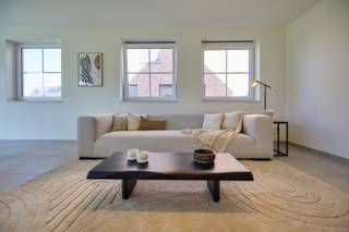 Hectaar is opgestart met de ruwbouwwerken van deze twee halfopen woningen. Deze bieden een vlotte verbinding richting verschillende invalswegen (E403/E17), alsook dichtbij de dorpskern, waar je de bakker, slager, openbaar vervoer (trein/bus),... kan terugvinden. Werk jouw nieuwe thuis naar eigen smaak en budget af via onze partnerleveranciers.<br /><strong>Oplevering is voorzien voor bouwverlof 2026.</strong><br /><br />De indeling is als volgt:<br />Gelijkvloers: inkomhal met apart gastentoilet, lichtrijke leefruimte met open keuken en een berging. <br />Eerste verdieping: nachthal, 3 ruime slaapkamers (14,08m² - 13,89m² - 12,14m²), badkamer met ligbad, douche, toilet en dubbel lavabomeubel. <br />Zolder is te bereiken via het zolderluik. <br /><br /><strong>Extra troeven:</strong>
<ul>
<li>Mogelijkheid tot het plaatsen van een vaste trap naar het zolderverdiep. </li>
<li>Gunstige locatie met vlotte bereikbaarheid; </li>
<li>Volwaardig verdiep; </li>
<li>Duurzaam en energiezuinig wonen;</li>
<li>Zonnepanelen</li>
<li>Regenwaterput (7.500l) aangesloten op toiletten, wasmachine en buitenkraan</li>
</ul>
Bent u geïnteresseerd in deze halfopen nieuwbouwwoning? <br />Neem contact met ons op voor meer informatie of plan een afspraak in op ons kantoor te Roeselare.<br />Neem gerust contact met ons op voor meer informatie.