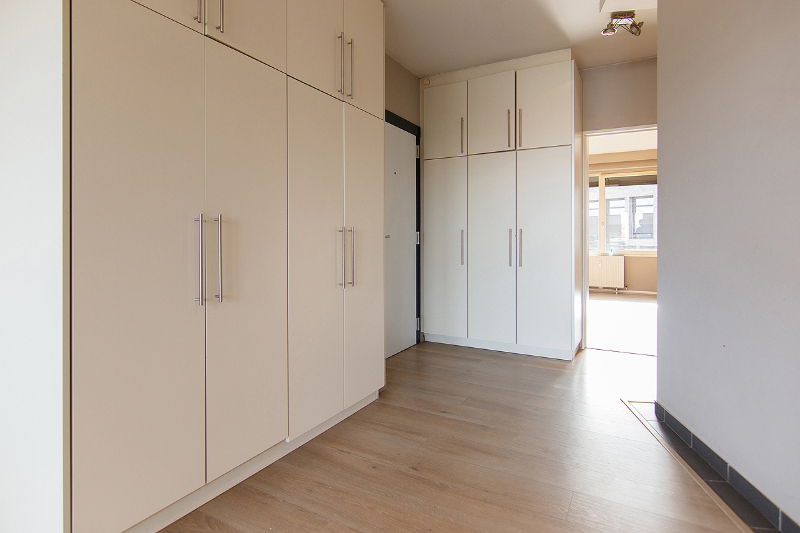 LICHT OP TE FRISSEN 2-SLAAPKAMERAPPARTEMENT MET GEMEENSCHAPPELIJKE PARKEERPLAATSEN VOOR BEWONERS OP TOPLOCATIE BINNEN DE KLEINE RING! - foto 4