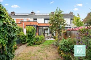 <p><span>Volledig gerenoveerde woning met aangename tuin </span></p><p><span>Op zoek naar een instapklare woning te Sint-Katelijne-Waver met een topligging vlakbij alle voorzieningen (scholen, winkels, openbaar vervoer,...) en met een vlotte verbinding naar Antwerpen-Brussel-Leuven?</span></p><p><span>Dan is deze, volledig gerenoveerde woning, zeker wat u zoekt.</span></p><p><span>De woning is volledig gerenoveerd en geniet dus ook van een gunstig EPC (voorgevel is vernieuwd en geïsoleerd, nieuwe HR ramen, verwarming met condenserende gaswandketel en verwarming met warmtepomp, zonnepanelen aanwezig,....)</span></p><p><span>U komt binnen in de inkomhal met apart gastentoilet. Van hieruit betreedt u de woonkamer waar u geniet van enorm veel ruimte voor een eetkamer en een zithoek met gezellige open haard. Van hieruit betreedt u de volledig geïnstalleerde keuken en ontbijthoek die geniet van zeer veel lichtinval door de lichtstraat en enorm grote raampartijen. Er zijn enorm veel ingemaakte kasten voorzien, zodat u alles netjes kan stockeren. Er bevindt zich op de GV verdieping een badkamer met douche en lavabomeubel.</span></p><p><span>Van hieruit betreedt u het terras en de mooi aangelegde tuin die een uitgang heeft langs achter.</span></p><p><span>Op de eerste verdieping bevinden zich 3 slaapkamers, waarvan 1 nu ingericht is als dressing en een badkamer met lavabomeubel douche en toilet.</span></p><p><span>Via een trapluik bereikt u de zeer ruime zolder, zodat opbergruimte zeker geen probleem is.</span></p><p><span>Interesse in deze mooie woning? Bel of mail ons voor meer informatie of een bezoek! (info@demakelaardij.be of 015/20.20.82)</span></p><p><span> </span></p>