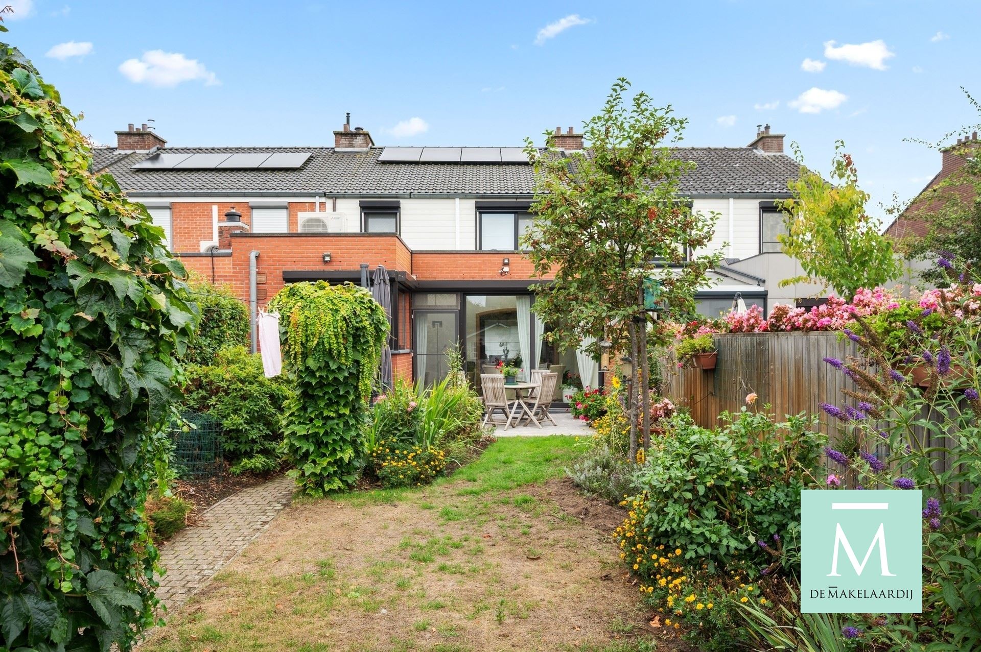 Volledig gerenoveerde woning met aangename tuin - foto 1