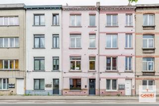 Bent u opzoek naar een <strong>te renoveren/af te werken opbrengsteigendom</strong> in Gent? Dan is dit pand, onderverdeeld in <strong>4 entiteiten</strong>, mogelijk iets voor u.<br /><br />Het pand is gelegen langs de Rooigemlaan nabij het <strong>centrum van Gent</strong>. Dankzij de hoeveelheid aan winkels, scholen en andere faciliteiten in de buurt zorgt dit voor een levendige buurt. Verder is dit pand heel <strong>vlot bereikbaar</strong> via het openbaar vervoer en ook gelegen nabij invalswegen. <br /><br />Het pand werd<strong> gestript</strong>, zo werd onder andere het volgende al aangepakt: Alle <strong>roosteringen zijn vervangen of extra verstevigd</strong>, aanleg <strong>nieuwe riolering</strong> (gescheiden), het dak werd geïsoleerd en afgewerkt, het grootste deel van de elektriciteit en sanitair ligt klaar<br /><br />Deze opbrengsteigendom heeft volgende onderverdeling:
<ul>
<li><span>Gelijkvloers: studio met terras - 62m²</span></li>
<li><span>1<sup>ste</sup> verdiep: studio - 38m²</span></li>
<li><span>2<sup>de</sup> verdiep: studio - 40m²</span></li>
<li><span>3<sup>de</sup> verdiep: een duplex studio die bijna afgewerkt is - 45m²</span></li>
</ul>
<br />Wenst u het potentieel van deze eigendom zelf verder te ontdekken? Aarzel niet om contact op te nemen met Theo Wyseur via theo@convas.be of via het nummer 0493 30 43 82.