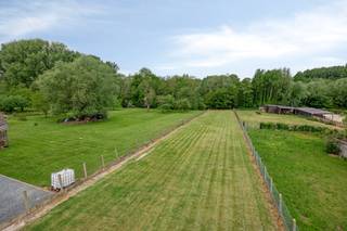 Bent u op zoek naar een ruime bouwgrond met een fantastisch groen zicht? Deze mooie bouwgrond van ongeveer 2000m² bevindt zich in het landelijke Roosdaal en biedt veel mogelijkheden voor wie droomt van een alleenstaande woning met de nodige ruimte, privacy en grote tuin!
De open bebouwing heeft een indicatieve bouwbreedte van 8 meter op een bouwdiepte op het gelijkvloers van 15 meter en een bouwdiepte op verdieping van 12 meter.
De verkavelingsaanvraag is nog niet ingediend, dus definitieve bouwvoorschriften kunnen nog wijzigen.
Een unieke kans om een ruime vrijstaande woning te realiseren op een groot en groen perceel in Roosdaal.
Wil u graag deze grond bezoeken, neem dan contact op met jessie.deneve@casaconsult.be
Sloop en heropbouw: afhankelijk van de concrete situatie en mits voldaan aan de wettelijke voorwaarden, kan de heropbouw van de nieuwbouwwoning mogelijk in aanmerking komen voor het 6% btw-tarief.
De vermelde perceelsgrenzen, afmetingen en bouwmogelijkheden zijn indicatief. De definitieve verkavelingsvoorschriften dienen nog worden vastgesteld.