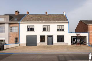 <strong>In het centrum van Weelde bevindt zich deze ruime handelswoning met tal van mogelijkheden. Het eigendom heeft een perceeloppervlakte van 1.090m², is circa 560m² groot en combineert wonen en werken op een flexibele manier.<br /><br /></strong><span>Gelijkvloerse verdieping woning</span><span>:</span><br /><span>Inkomhal met toegang tot de woonkamer met schouw en een ruime open keuken met kookeiland en voorzien van de nodige inbouwapparatuur.<br />Er is tevens een bureau en een wasruimte met toilet. Er is een grote inpandige garage/werkplaats.<br /><br /></span><span>Eerste verdieping woning</span><span>:</span><br /><span>De eerste verdieping is te bereiken via een afgesloten trap in de woonkamer.<br />Op deze verdieping zijn er 4 slaapkamers en een compleet ingerichte badkamer.<br /></span><br /><span>Tweede verdieping woning</span><br /><span>Deze verdieping is te bereiken via een vaste trap en is een grote open ( geisoleerde ) zolder met veel mogelijkheden.<br /><br />Gelijkvloerse verdieping winkel:<br /></span>Een grote winkelruimte/showroom met eigen ingang.<br />Achter deze ruimte zijn er nog grote ruimtes die nu in gebruik zijn als magazijn/werkplaats.<br /><br />Eerste verdieping winkel:<br />Grote multifuntionele ruimte nu in gebruik als opslagruimte<br /><br /><span>Buitengebeuren</span><span>:</span><br /><span>Diepe achtertuin met overdekt terras.<br />meerdere parkeerplaatsen op eigen terrein aan de voorzijde.</span><br /><br /><span>Bijzonderheden:</span><span></span><br /><span>- 27 zonnepanelen aanwezig</span><br /><span>- grotendeels dubbele beglazing.</span><br /><span>- Geschikt voor meerdere doeleinden.<br />Bekijk dit eigendom via onze virtual tour: https://tour.giraffe360.com/ae4c23c5f42d43dda709323dd932da91/</span>