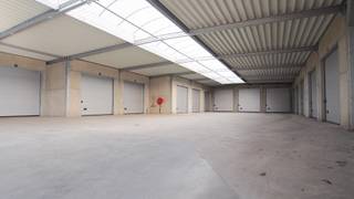 Opslagruimtes met sectionaalpoort te huur op TOPLOCATIE.Vlotte verbinding richting autostrade, ring van Brugge,...Oppervlaktes.: +/- 25m² -...