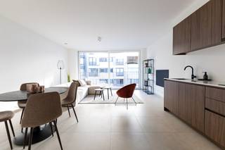 In de residentie Yolande kun je dit nieuwbouwappartement terugvinden met één slaapkamer in de Koningsstraat te Oostende. Vlakbij het strand, het casino en het centrum. <br /><br />De indeling van het appartement in als volgt;
<ul>
	<li>Inkomhal</li>
	<li>Leefruimte met <strong>volledig geïnstalleerde open keuken</strong></li>
	<li>Berging met <strong>mogelijkheid aansluiten wasmachine</strong></li>
	<li>Badkamer met <strong>inloopdouche</strong></li>
	<li>Apart toilet</li>
	<li>1 slaapkamer</li>
	<li>Terras</li>
</ul>
Het appartement is afgewerkt met <strong>vloerverwarming, warmtepomp en ventilatie type D</strong>. <br />Er is een fietsenstalling aanwezig in het gebouw op het gelijkvloers waar u veilig uw fietsen kunt stallen.<br /><br />Aarzel niet en contacteer ons voor meer informatie of een bezoek ter plaatse!