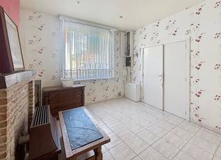 Op een gunstige en centrale ligging in Hooglede bevindt zich deze woning met zuidgerichte tuin. Gelegen vlakbij de ring van Roeselare en op slechts 10 minuten rijden van zowel het stadscentrum van Roeselare als de E403, geniet u hier van een uitstekende bereikbaarheid. Bovendien bevinden een bushalte en diverse voorzieningen zoals supermarkt, bakker, slagerij en bibliotheek zich op wandelafstand, wat het dagelijkse comfort aanzienlijk verhoogt.<br /><br />Deze woning biedt een praktische en functionele indeling over twee verdiepingen en vormt een interessante opportuniteit voor wie op zoek is naar een woning met potentieel op een goed bereikbare locatie.<br /><br />Op het gelijkvloers vindt u de inkomhal die toegang geeft tot de leef- en eetruimte. Aansluitend bevindt zich de keuken, die aansluit op de gang met doorgang naar de tuin. Verder is er op deze verdieping een badkamer (met douche en toilet) aanwezig, wat zorgt voor een praktische woonindeling.<br /><br />De eerste verdieping omvat twee volwaardige slaapkamers, die instaan voor een rustige en comfortabele nachtrust.<br /><br />Een bijkomende troef is de zuidgerichte tuin, waar u in alle rust kunt genieten van de buitenruimte en het zonlicht doorheen de dag.<br /><br />Interesse? Neem zeker contact op met ons voor meer informatie en/of voor een bezoek!