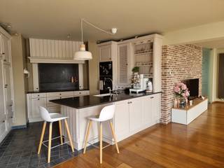 <p>Te huur: unieke penthouse in het centrum van Mechelen, vlak bij het station en openbaar vervoer.</p><p><br /></p><p>Dit appartement combineert comfortabel wonen met een centrale ligging aan het Kardinaal Mercierplein. De penthouse bevindt zich in een karaktervol gebouw en geniet van een open zicht en veel lichtinval. Dankzij de ligging vlak bij het station, winkels en horeca is dit een ideale uitvalsbasis voor wie centraal wil wonen in Mechelen. Extra troeven zijn de grote garage en praktische berging, wat in het stadscentrum een echte meerwaarde biedt. Een interessante opportuniteit voor wie een appartement wil met ruimte, comfort en bereikbaarheid.</p><p><br /></p><p>Dubbele garagebox bij te huren voor €200/maand</p><p><br /></p><p>Interesse?</p><p>Maak snel en vrijblijvend een afspraak met onze makelaar via onderstaande link: </p><p>https://vijfhoek.mijnhuurprofiel.be/property/d09e9c3d-da5a-480a-ba87-6046cfa19fd5</p><p><br /></p><p>JOUW DROOMAPPARTEMENT. ZO GEVONDEN!</p>