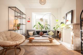 Deze herenwoning in Berchem charmeert onmiddellijk met haar authentieke elementen en hedendaags comfort. De woning omvat een ruime leefruimte die overgaat in een keuken en groot terras. Het terras leidt naar de ruime stadstuin die een zee aan mogelijkheden biedt om een rustplek te creëren vlakbij de stad. Op elke verdieping bevinden zich 2 slaapkamers en 1 kantoorruimte. In totaal omvat de woning 4 slaapkamers en 2 kantoorruimtes. Allen ruim en licht. 2 badkamers bieden alle comfort. De toiletten bevinden zich apart op elke verdieping. Er is ook een grote kelder. <br /><br />De woning bevindt zich in een rustige straat in de bekende 'pulhofwijk', een geliefde, residentiële woonwijk die bekend staat om zijn typische interbellumarchitectuur en groene rustige straten. Gelegen tussen Mortsel en centrum Antwerpen en op een boogscheut van verschillende parken, openbaar vervoer en invalswegen.