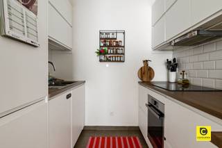 <p><span>Instapklaar gelijkvloers met 2 slaapkamers en groot terras!<br /></span><span>Met veel toewijding werd dit charmant en verzorgd appartement doorheen de jaren smaakvol gerenoveerd. In dit verborgen pareltje van maar liefst 105m² gaan ruimtelijkheid, natuurlijke lichtinval en authenticiteit hand in hand. Het ligt op de gelijkvloerse verdieping van een kleinschalig gebouw met centrale ligging. Parken, scholen, winkels, sportfaciliteiten, openbaar vervoer en invalswegen zijn steeds vlakbij, net als het bruisende Antwerpse stadsleven. Een gedroomde kans voor wie zorgeloos en kwalitatief wil wonen, maar ook voor al wie op zoek is naar een goede investering. Mis deze mooie kans zeker niet!</span></p><p><span> </span></p><p><span>Dit gezellig en stijlvol appartement kent volgende indeling:</span><span><br /><br /></span><span>Inkomhal, leefruimte &amp; keuken:</span></p><p><span>In de aparte inkomhal met parlofoon heeft u voldoende plek om uw vestiaire onder te brengen. Achter de glazen tussendeur vindt u de riante leefruimte van maar liefst 38m². Deze wordt overladen met natuurlijk licht, wat in combinatie met de hoge plafonds het ruimtegevoel nog meer in de verf zet. De gezelligheid en authenticiteit gaan hand in hand met de eigentijdse invulling en het hedendaagse comfort. De praktische open keuken werd mooi geïntegreerd in de woonkamer, biedt voldoende "soft-close" opbergruimte en is uitgerust met een keramisch vuur, dampkap, vaatwasser, oven, koelkast, vriezer en anderhalve lavabo. De trendy spatwand, de ontbijthoek en de sfeervolle inbouwspots zijn leuke extra's die het appartement naar een nog hoger niveau tillen.<br /><br /></span><span>Slaapkamers, badkamer &amp; wasruimte:<br /></span><span>Aan de zéér rustige achterzijde van het gebouw vindt u de ruime slaapkamers (ca. 11 en 16m²) met zicht op het terras. Beiden zijn voorzien van elektrische rolluiken, een garantie op een goede nachtrust en 100% privacy. De rustieke en tevens onderhoudsvriendelijke badkamer met inbouwspots is geheel betegeld en omvat een geweldige inloop-/regendocuhe, een strak wasmeubel met bijhorende spiegelkast en geïntegreerde ledverlichting, een hangtoilet en mechanische ventilatie. De aparte wasruimte is ondergebracht in de inkomhal en voorziet in de aansluitingen voor uw machines, maar ook in extra opbergruimte voor bijvoorbeeld het kuisgerief.<br /><br /></span><span>Terras &amp; kelder:<br /></span><span>Het uitgestrekte terras is de ideale plek voor uw kopje koffie en ontbijt in de ochtend, een sprankelend aperitief na thuiskomst van een drukke werkdag of een gezellige BBQ met familie en vrienden. Het terras kan eenvoudig worden omgetoverd tot een ware "urban jungle", een paradijs voor wie groene vingers heeft en waar je gegarandeerd geheel tot rust kan komen. De ruime, geheel droge kelder biedt enorm veel extra opbergruimte en zit in de prijs inbegrepen.</span></p><p><span><br /></span><span>Extra troeven:</span></p><p><span>- Mobiscore 9,4/10</span></p><p><span>- 105m² cfr. EPC<br />- HR beglazing</span></p><p><span>- HR CV ketel 2015</span></p><p><span>- Elektriciteit conform</span></p><p><span>- Instapklaar</span></p><p><span>- Individuele meters (excl. water)</span></p><p><span>- Terras</span></p><p><span> </span></p>