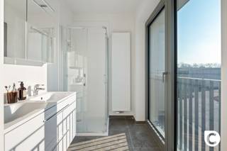 <p><span>Ontdek dit nieuwbouw appartement in het hart van Mortsel, perfect voor wie op zoek is naar een knusse en moderne ruimte. </span></p><p><span> </span></p><p><span>Met een bewoonbare oppervlakte van 54 m², omarmt dit appartement een slimme indeling die licht en ruimte optimaal benut.</span></p><p><span> </span></p><p><span>De ruime woonkamer is het stralende middelpunt, met grote glazen schuifdeuren die zorgen voor overvloedig natuurlijk licht en toegang bieden tot een uitnodigend terras. Hier kunt u genieten van de middagzon.</span></p><p><span> </span></p><p><span>De open keuken is strak en modern, uitgerust met inbouwapparaten, ideaal voor het bereiden van heerlijke maaltijden. De eetruimte vloeit naadloos over, wat een gezellige setting creëert voor etentjes of een ontspannen brunch.</span></p><p><span> </span></p><p><span>De slaapkamer straalt een gevoel van rust en comfort uit, met voldoende ruimte voor al uw benodigdheden. De badkamer is stijlvol ingericht met moderne faciliteiten, waaronder een douche.Parkeren kan perfect in de ondergrondse parkeer garage.</span></p><p><span> </span></p><p><span>Dit appartement is perfect voor zowel starters als investeerders die willen profiteren van een levendige omgeving met alles binnen handbereik.</span></p><p><span> </span></p><p><span>Mis deze unieke kans niet om een prachtig stukje Mortsel uw nieuwe thuis te noemen!</span></p>