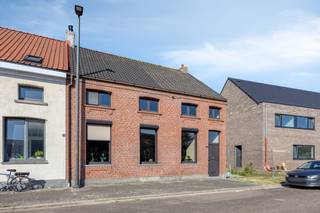 Welkom in Zwijndrecht, op een boogscheut van het centrum kan je deze ruime halfopen bebouwing terug vinden.<br />Vlakbij winkel, scholen en openbaar vervoer.<br /><br /> Je komt de woning binnen via de aparte inkomhal, die toegang geeft tot de lichtrijke leefruimte.<br />Aansluitend bevindt zich de keuken, voorzien van ingebouwde toestellen en voldoende opbergruimte.<br /><br />Vanuit de keuken heb je rechtstreeks toegang tot het terras en de ruime tuin.<br />De badkamer beschikt over een douche, toilet en aansluitingen voor wasmachine en droogkast.<br />Onder de trap is bovendien nog extra bergruimte voorzien.<br /><br />Op de eerste verdieping bevinden zich maar liefst <strong>vier ruime slaapkamers</strong>.<br />Aan de trap is bovendien nog een extra toilet aanwezig.<br /><br />Bron bewoonbare oppervlakte: EPC-certificaat.<br />Renovatieverplichting residentiële gebouwen van toepassing.<br />https://www.vlaanderen.be/een-huis-of-appartement-kopen/renovatieverplichting-voor-residentiele-gebouwen<br /><br />Ben je op zoek naar een ruime woning met een praktische indeling, vier slaapkamers en een grote tuin.<br />Contacteer ons via 03/775.78.79 en plan je bezoek!<br />Ben je ook van plan jouw eigendom te verkopen? Maak een afspraak voor een gratis schatting, wij maken er samen een succesverhaal van!