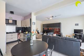 <p><span>Op de grens van Edegem en Mortsel bieden wij u dit instapklaar appartement (85m²) aan met 2 slaapkamers. Inclusief in de prijs een praktische kelderberging. Tevens is er een gemeenschappelijke fietsenstalling in het gebouw.</span></p><p><span>Het appartement zelf is gelegen op de eerste verdieping. In directe nabijheid vindt u openbaar vervoer, verbindingswegen, winkels en het centrum van Mortsel en Edegem. Tevens vindt op wandelafstand het fort V.</span></p><p><span>Op heden is het appartement verhuurd. De huurovereenkomst is opzegbaar per 6 maand voor eigen bewoning. </span></p><p><span> </span></p><p><span>Het appartement zelf beschikt overal over dubbele beglazing met pvc schrijnwerk. De individuele centrale verwarming verloopt op gas. De elektriciteit werd al wel eens vernieuwd maar is nog niet conform aan de</span></p><p><span>voorschriften van het AREI. Na controle werd het appartement als asbestveilig gecategoriseerd. </span></p><p><span> </span></p><p><span>Indeling:</span></p><p><span> </span></p><p><span>We betreden het appartement via de centrale inkomhal. Hier is voldoende ruimte voor vestiaire alsook een apart gastentoilet.</span></p><p><span>Aan de voorzijde van het gebouwen vinden we de lichte leefruimte in L-vorm op een tegelvloer. De keuken werd deels geïntegreerd in de leefruimte en is voorzien van alle comfort.</span></p><p><span>Vooraan is er een gezellig terrasje.</span></p><p><span>Er zijn 2 volwaardige slaapkamers. Deze bereiken we via de nachthal. De slaapkamers vinden we achteraan in het gebouw.</span></p><p><span>De badkamer vinden we centraal in het appartement en beschikt over een ligbad met douchescherm en een badkamermeubel met lavabo, spiegel en bergkastjes.</span></p><p><span> </span></p><p><span>De vaste maandelijkse kosten bedragen circa 110 euro/maand waarvan de huurder op heden 50 euro/maand betaald.</span></p><p><span> </span></p><p><span>Graag som ik voor u nog even de troeven op van dit appartement:</span></p><p><span> </span></p><ul><li><span>Centrale locatie, op de grens van Edegem en Mortsel en in directe nabijheid van winkels, scholen, verbindingswegen, ...</span></li><li><span>Overal dubbele beglazing met pvc schrijnwerk, cv op gas, asbestveilig</span></li><li><span>2 volwaardige slaapkamers</span></li><li><span>Inclusief kelderberging en gemeenschappelijke fietsenstalling</span></li></ul><p><span> </span></p><p><span>EPC 166 kWh/m² jaar (B-label)</span></p><p><span>P-score (perceelscore): klasse B</span></p><p><span>G-score (gebouwscore): klasse </span><span>A</span></p><p><span> </span></p><p><span>Voor meer info of een bezoek ter plaatse, bel ons op 03-449 42 41 of mail ons via <span>hallo@habicom.be</span></span><span>.</span></p><p><span>De waarde van uw eigendom kennen?  Maak een vrijblijvende afspraak met onze habicom-expert in uw buurt.</span></p><p><span> </span></p>