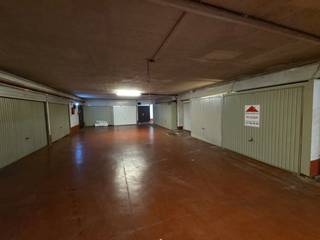 Zeer ruime garagebox te koop in Koningin Fabiolapark - Blok 5<br /><br />In het Koningin Fabiolapark te Sint-Niklaas bieden we deze zeer ruime garagebox <strong>(21 m2) </strong>te koop aan, gelegen in blok 5 – eerste garage rechts bij het inrijden.<br /><br />De garage is uitzonderlijk diep, waardoor er achteraan nog extra bergruimte is en er ook plaats is voor fietsen of materiaalopslag. Achteraan bevindt zich bovendien een praktische zijdeur, zodat je niet langs de wagen hoeft te passeren om spullen binnen of buiten te brengen. Er is tevens licht en elektriciteit aanwezig in de garage.  afmetingen  <strong>2,40m X 8,80m</strong><br /><br />De garage is vlot bereikbaar, met voldoende manoeuvreerruimte om in en uit te rijden.<br /><br />In deze blokken komen zelden garages te koop — een unieke kans, zeker gezien de moeilijke parkeersituatie in de omgeving.<br />Ideaal als investering, voor eigen gebruik of als veilige stalling.
