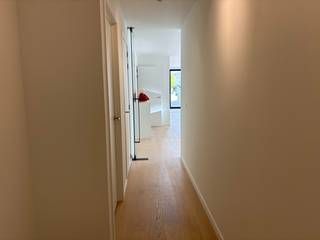 <strong>SINT-AMANDUS ZWEVEGEM Appartement 1.4 | 3 slaapkamers | 6% BTW mogelijk</strong><br /><br />Residentie Sint-Amandus biedt modern en comfortabel wonen op een toplocatie in het centrum van Zwevegem. De lichtrijke appartementen zijn afgewerkt met kwalitatieve, duurzame materialen en uitgerust met energiezuinige technieken. Dankzij de royale zuidwestgerichte terrassen geniet je van zicht op de groene binnentuin en ervaar je rust midden in het bruisende centrum.<br /><br /><strong>Indeling van dit appartement</strong>: <strong>ruime leefruimte </strong>met <strong>open keuken </strong>en <strong>eiland</strong>, een <strong>eetplaats</strong>, een <strong>zithoek</strong>, <strong>2 terrassen</strong>, <strong>2 badkamers</strong>, <strong>3 slaapkamers</strong>, een <strong>apart toilet </strong>en een <strong>ruime berging</strong>. <br /><br /><strong>Troeven</strong>: ✔ Toplocatie centrum Zwevegem ✔ Energiezuinige technieken ✔ Zuidwestgericht terras met zicht op groene binnentuin ✔ 6% BTW mogelijk ✔ Kwalitatieve afwerking met duurzame materialen<br /><br /><br /><strong>Interesse of wenst u een rendementsberekening op maat?</strong> Neem vandaag nog contact op en wij begeleiden u graag van A tot Z.<br />📞 Simon 0471 547 642 | simon@dekeyser.immo 📞 Leopold 0499 618 354 | leopold@dekeyser.immo<br /><br />Deze prijs is exclusief kosten