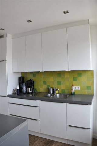 <p><span>Ruim appartement met 2 slaapkamers en west terras in de Borgerhoutse tuinstraat!</span></p><p><span>LIGGING: </span></p><p><span>Dit appartementsgebouw met lift, is gelegen in de Bloemstraat, de eerste net heraangelegde tuinstraat met speelveld en stadsvelo's. </span></p><p><span>Je bent op wandel- en fietsafstand van het Centraal Station, Zurenborg en het stadscentrum liggen een zucht verder.</span></p><p><span>Openbaar vervoer op enkele honderden meter, met de auto in een wip op singel en ring.</span></p><p><span>INDELING:</span></p><p><span>We komen dit appartement binnen in de inkomhal om vervolgens in een ruime leefruimte te komen met houten vloer. De grote raampartij geeft je enorm veel licht en zicht.</span></p><p><span>Een open en geïnstalleerde keuken met toestellen verruimt deze leefruimte nog extra. Achteraan het appartement zijn er twee ruime slaapkamers, beide voorzien van elektrische rolluiken. Ook staan beide slaapkamers in verbinding met het west georiënteerde terras van 6m². Van een weids vergezicht gesproken! In de nachthal is er vervolgens een betegelde badkamer met dubbele lavabo en ligbad. Het toilet is apart. Tenslotte is er nog een aparte wasplaats met privatieve ketel én een extra, ruime, berging met ingebouwde kasten.</span></p><p><span>Privatief keldertje.</span></p><p><span>KWALITEITEN:</span></p><p><span>> prima ligging</span></p><p><span>> ruim dakappartement, west terras met prachtig zicht</span></p><p><span> </span></p>