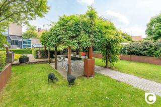 <p><span>Exclusieve architectenwoning met binnen/buitenzwembad op toplocatie in Mortsel</span></p><p><span> </span></p><p><span>Deze uitzonderlijke architectenwoning, gelegen in een gegeerde residentiële wijk nabij het Park van Mortsel, combineert tijdloze architectuur met design, functionaliteit en een uitzonderlijk wooncomfort. Een unieke eigendom voor wie op zoek is naar ruimte, licht, privacy en karakter.</span></p><p><span>De ligging vormt een absolute meerwaarde: rustig en groen, terwijl scholen, winkels, openbaar vervoer en tal van ontspanningsmogelijkheden zich op wandelafstand bevinden.</span></p><p><span> </span></p><p><span>Een bekroond architecturaal concept</span></p><p><span>Deze bijzondere woning werd ontworpen door architect Lou Jansen, die voor dit ontwerp de tweede prijs van de Robert Maskens-prijs (1980) ontving. De realisatie is het resultaat van een succesvolle samenwerking met interieurarchitect Adri Hazebroek, waarbij architectuur en interieur naadloos in elkaar overvloeien.</span></p><p><span>De woning werd in de lengte gebouwd en harmonieus geïntegreerd in de prachtig aangelegde tuin, die zich uitstrekt over twee percelen met een totale oppervlakte van ongeveer 950 m².</span></p><p><span>De solide metalen draagstructuur met een welbepaald ritme van voor- tot achteraan de woning bepaalt de verschillende leefruimtes. Zowel de individuele ruimtes als de gemeenschappelijke zones vormen samen één visueel doorlopend geheel, waarbij licht, ruimte en groen centraal staan.</span></p><p><span> </span></p><p><span>Indeling</span></p><p><span>Gelijkvloers </span><span> </span></p><p><span> </span></p><p><span>De volledig uitgeruste leefkeuken vormt zonder twijfel het hart van de woning. Vanuit de keuken geniet u van een directe toegang tot het terras en de tuin, terwijl het open ontwerp voortdurend contact houdt met de verschillende leefruimtes.</span></p><p><span>De keuken werd tot in de kleinste details doordacht. Hoogwaardige materialen en kwalitatieve toestellen zorgen voor optimaal gebruiksgemak, waaronder een inductiekookplaat, vaatwasser, oven, warmhoudlade, microgolfoven, dubbele spoelbak, ingebouwde friteuse en een duurzaam werkblad in roestvrij staal. Zelfs praktische details, zoals een discreet geïntegreerd opstapje voor de hoge kasten, werden zorgvuldig uitgewerkt.</span></p><p><span>Aansluitend bevindt zich een praktische hal met vestiaire, die rechtstreeks toegang geeft tot de wasplaats, de dubbele inpandige garage en de inkomhal. Ook de ruime kelder is vanuit de keuken gemakkelijk bereikbaar.</span></p><p><span>De kelderverdieping biedt bijzonder veel bergruimte en huisvest alle technische installaties van de woning. Daarnaast beschikt de woning over een sfeervolle, professioneel ingerichte wijnkelder waar uw wijncollectie onder ideale omstandigheden kan worden bewaard.</span></p><p><span> </span></p><p><span>Leefniveau</span></p><p><span>Via een korte trap bereikt u het centrale leefniveau, waar de architecturale kwaliteiten van deze woning volledig tot hun recht komen. De leefruimtes openen zich naar de tuin en genieten dankzij de grote glaspartijen van een overvloed aan natuurlijk licht.</span></p><p><span>De lichtrijke eetkamer vormt het centrale punt van deze verdieping en wordt langs de zijkant volledig omringd door groen. Aansluitend bevindt zich een eerste elegant salon met een prachtig zicht op de aangelegde tuin, de terrassen en het zwembad. Deze ruimte is ideaal om gasten te ontvangen of in alle rust te genieten van een aperitief, terwijl de groene omgeving een unieke, zuiderse sfeer creëert.</span></p><p><span>Verder op het leefniveau bevindt zich een tweede, meer intieme zithoek met een gezellige open haard. Deze tv- en familieruimte sluit naadloos aan op de bureauruimte, die jarenlang dienstdeed als bureau- en ontvangstruimte. Vandaag biedt deze veelzijdige ruimte tal van mogelijkheden als thuiskantoor, speelruimte of extra leefruimte. Dankzij de afsluitbare indeling geniet u hier van een perfecte balans tussen verbondenheid en privacy.</span></p><p><span> </span></p><p><span>Nachtniveau</span></p><p><span>De masterbedroom bevindt zich op een afzonderlijk niveau van de woning en vormt een volledig private suite.</span></p><p><span>Deze ruime slaapkamer beschikt over een praktische dressing en een luxueuze en-suite badkamer, uitgerust met een bubbelbad, een ruime inloopdouche en een stijlvol lavabomeubel.</span></p><p><span>Aansluitend bevindt zich een gezellig privéterras waar u in alle rust kunt genieten van een koffie in de ochtend of een ontspannen avond met zicht op het omliggende groen.</span></p><p><span>Vanuit dit niveau heeft u bovendien toegang tot de wellnessruimte met sauna, fitnessruimte en het verwarmde binnenzwembad dat naadloos overloopt in het buitenzwembad.</span></p><p><span> </span></p><p><span>Bovenste verdieping</span></p><p><span>Op de bovenste verdieping bevinden zich twee volwaardige slaapkamers, een aparte gastenkamer en een tweede badkamer.</span></p><p><span>De tweede badkamer is praktisch ingericht met een douche en een stijlvol lavabomeubel en vormt een aangename meerwaarde voor de slaapkamers en eventuele gasten.</span></p><p><span>De gastenkamer beschikt over een extra zitruimte in de nok van de woning. Dankzij de bijzondere lichtinval is dit een ideale plek om rustig te lezen, te ontspannen of te genieten van een moment voor uzelf. De architecturale vormgeving van de nok zorgt hier voor een bijzonder sfeervolle ruimte met karakter.</span></p><p><span> </span></p><p><span>Buitenleven</span></p><p><span>ook buiten werd niets aan het toeval overgelaten.</span></p><p><span>de fraai aangelegde tuin beschikt over meerdere zonneterrassen, een verwarmd binnen- en buitenzwembad en een prachtige groene pergola achteraan het perceel, waardoor u zich meteen in zuid-frankrijk waant.</span></p><p><span>een ruime tuinberging biedt voldoende plaats voor al het tuinmateriaal. de tuin werd bovendien bijzonder verzorgd aangelegd en is dankzij de doordachte inrichting aangenaam te onderhouden.</span></p><p><span>een extra troef is het tweede perceel achteraan de woning, dat bereikbaar is via zowel de lusthovenlaan als de vernieuwde Edmond Thieffrylaan. het achterste gedeelte van het perceel ligt bovendien op bouwgrond, wat extra potentieel biedt.</span></p><p><span> </span></p><p><span>Comfort en technieken</span></p><p><span>doorheen de jaren werd de woning voortdurend gemoderniseerd met bijzondere aandacht voor kwaliteit, duurzaamheid en energiezuinigheid. dit resulteert in een gunstig EPC-label b.</span></p><p><span> </span></p><p><span>De woning beschikt onder meer over:</span></p><p><span>·Zonnepanelen</span></p><p><span>·Vloerverwarming</span></p><p><span>·Airconditioning</span></p><p><span>·Luchtverwarming gestuurd door een recente gasketel</span></p><p><span>·Gedeeltelijk zonwerend glas</span></p><p><span>·Glass Heating-beglazing op geselecteerde ramen</span></p><p><span>·Verwarmd binnen- en buitenzwembad met warmtepomp</span></p><p><span>·Dubbele inpandige garage</span></p><p><span>·Ruime kelder en wijnkelder</span></p><p><span> </span></p><p><span>Een unieke woonbeleving</span></p><p><span>Deze uitzonderlijke architectenwoning combineert bekroonde architectuur met hedendaags comfort, hoogwaardige afwerking en een unieke beleving van binnen- en buitenruimte.</span></p><p><span>Een zeldzame opportuniteit voor wie op zoek is naar een exclusieve woning op een toplocatie in Mortsel, waar kwaliteit, ruimte, natuur en luxe perfect samenkomen.</span></p><p><span>Deze woning moet u voelen en beleven. </span></p><p><span>Maak een afspraak op www.coprimmo.be of 03/449.49.77</span></p><p><span> </span></p><p><span> </span></p>