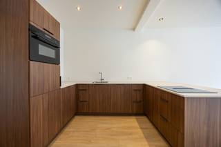 Volledig gerenoveerd en energiezuinig 2-slaapkamerappartement met zuidwestgericht terras op een topligging aan het Moorkensplein te Borgerhout!<br /><br />Bent u op zoek naar een instapklaar appartement op een centrale locatie? Dan is dit stijlvol afgewerkte appartement op de tweede verdieping zeker een bezoek waard.<br /><br />Bij het betreden van het appartement komt u in de inkomhal, die toegang biedt tot alle ruimtes. De lichtrijke leefruimte met de vernieuwde open keuken, voorzien van toestellen, vormt het hart van de woning. <br /><br />De moderne badkamer beschikt over een lavabo en een ruime inloopdouche met regendouche. Verder is er een apart gastentoilet aanwezig.<br /><br />Het appartement beschikt over twee volwaardige slaapkamers (11m² en 9m²). Vanuit beide slaapkamers heeft u rechtstreeks toegang tot het zonnige terras van 5m².<br /><br />Dankzij de totaalrenovatie (2026) verkeert het appartement in uitstekende staat en is het volledig instapklaar.<br /><br />Het appartement maakt deel uit van een kleinschalig gebouw met slechts drie appartementen en één handelsgelijkvloers. Dankzij de beperkte gemeenschappelijke delen geniet u bovendien van lage gemeenschappelijke kosten.<br /><br />Belangrijkste troeven:<br /><br />- EPC-label B (129)<br />- Kleinschalig gebouw <br />- Elektriciteit conform tot 2051<br />- Volledig asbestveilig<br /><br />72m2 bewoonbare oppervlakte cfr EPC.<br /><br />Wenst u een bezoek of meer informatie? Dan kan u ons steeds contacteren via info@dvarealestate.be of via 03/297.00.00.