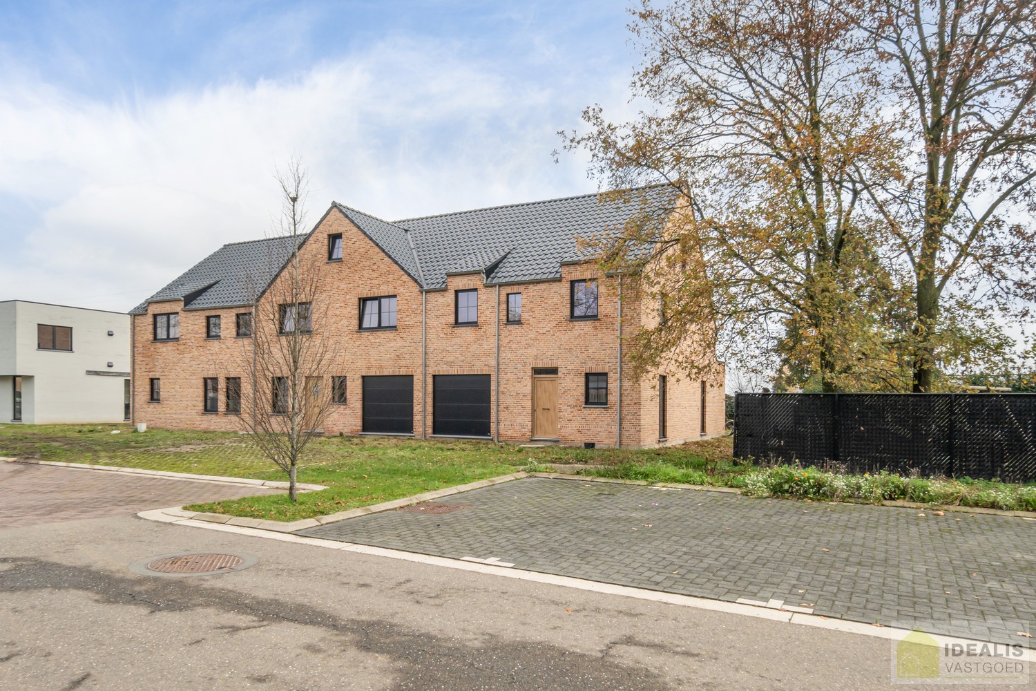 PRACHTIGE NIEUWBOUWWONING (GRONDAANDEEL €116.000,00 + 12% REGISTRATIERECHTEN EN CONSTRUCTIE € 277.000,00 + 21% BTW) MET EEN HEERLIJK LICHTRIJKE WOONKAMER MET OPEN KEUKEN MET AANSLUITEND BERGPLAATS, BUREEL, INPANDIGE GARAGE, 3 SLAAPKAMERS, EEN RUIME BADKAM - foto 3