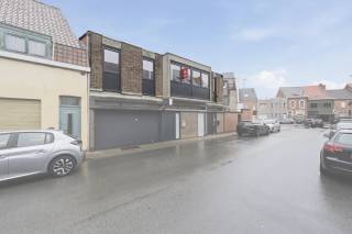 Looking for a spacious, fully move-in ready apartment ideally located near the center of Kortrijk? This unique apartment definitely deserves your attention!<br /><br />Thanks to its prime location, you can enjoy the comfort and vibrancy of a city center while benefiting from the space and comfort of a generous apartment.<br /><br />ADDITIONAL BONUS: no condominium fees and completely private access through your own entrance door. This gives you your own entrance hall, ensuring great privacy.<br /><br />LAYOUT: The separate entrance leads to a convenient storage space on the ground floor (ideal for bikes, etc.). The staircase then takes you up to the spacious apartment of no less than 122 m². <br />The bright living area forms the heart of this home, offering a cozy space for a sitting area as well as a large dining room adjacent to a fully equipped kitchen. Thanks to recently renewed windows, the living spaces enjoy pleasant natural light and an open, airy feel. <br />The apartment includes 2 large bedrooms, accessible via a separate night hall, as well as a renovated bathroom with a modern walk-in shower, a sink, and a toilet. Additionally, there is a separate guest toilet and a handy storage space in the upstairs hall.<br /><br />The icing on the cake: this apartment features a large terrace, perfect for enjoying peaceful moments, as well as a practical laundry storage room.<br /><br />In short, a spacious apartment with many advantages, a prime location, and no condominium fees. A unique opportunity for those seeking affordable and independent living close to Kortrijk’s center.<br /><br />Interested? Don’t hesitate—contact us today to schedule a viewing. This apartment truly must be seen in person!<br /><br />(Recent urban planning information has been requested)