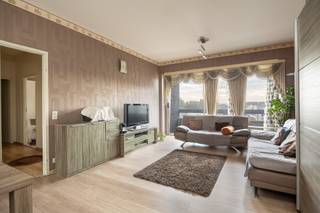 <p><strong>Lichtrijk appartement met panoramisch uitzicht en terras aan de Belgiëlei</strong></p><p> </p><p><strong>Troeven</strong></p><ul><li><p><strong>Toplocatie:</strong> Gelegen op de gegeerde Belgiëlei in Antwerpen met vlotte verbindingen.</p></li><li><p><strong>Uitzicht &amp; Licht:</strong> Gelegen op de 7e verdieping met een indrukwekkend veruitzicht.</p></li><li><p><strong>Buitenruimte:</strong> Balkon/terras over de volledige breedte van de leefruimte.</p></li><li><p><strong>Extra bergruimte:</strong> Inclusief maar liefst 2 private kelderbergingen.</p><p> </p></li></ul><p><strong>Beschrijving</strong><br /></p><p>Op de 7e verdieping van een statig gebouw aan de bruisende Belgiëlei bieden wij dit lichtrijke en praktisch ingedeelde 1-slaapkamerappartement aan. Door de hoge ligging (met 2 liften) geniet u hier van een overvloed aan natuurlijk licht en een panoramisch zicht over de stad.</p><p> </p><p><strong>Lichtrijke leefruimte &amp; terras</strong> U betreedt het appartement via de centrale inkomhal voorzien van een vestiaire, een aparte berging en een afzonderlijk toilet. De ruime woonkamer (24 m²) vormt het hart van de woning. Dankzij de brede schuifpui stapt u zo het aangename terras op, waar u in alle rust kunt genieten van het weidse zicht op de bomenrij van de lelei en de Antwerpse skyline.</p><p> </p><p><strong>Keuken, slaapkamer &amp; badkamer</strong> Aansluitend aan de hal bevindt zich de aparte keuken met raampartij. De rustig gelegen slaapkamer (14 m²) biedt meer dan voldoende ruimte voor een tweepersoonsbed en een grote kastenwand. De badkamer is uitgerust met een ligbad met douchefunctie en een wastafel.</p><p> </p><p><strong>Dubbele opbergruimte</strong></p><p>Een grote troef van dit appartement is de aanwezigheid van maar liefst <strong>2 private kelderbergingen</strong> in de ondergrondse verdieping, ideaal voor extra opslag.</p><p> </p>