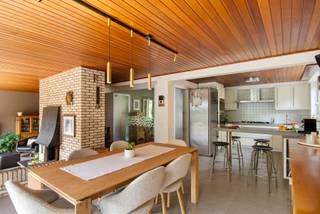 Jaren 70-karakter met hedendaags wooncomfort<br /><br />Welkom in deze karaktervolle woning in de Lijsterlaan te Hemiksem, waar de typische stijl van de jaren 70 is versmolten met hedendaagse elementen. Dankzij de grote raampartijen geniet de woning doorheen de volledige dag van een aangename lichtinval en staat het contact met de zuid/zuidwest georiënteerde tuin centraal.<br /><br />Op het gelijkvloers zorgt de ruime inkomhal meteen voor een warm welkom, met aansluitend een praktische bureauruimte. Aan de andere zijde van de hal bevindt zich de volledig geïnstalleerde open keuken en ruime eetkamer. De gezellige zitruimte in de authentieke zitput vormt het hart van de woning.<br /><br />Op de eerste verdieping bevinden zich drie ruime slaapkamers en een royale badkamer, uitgerust met een douche, bad en dubbele lavabo. De slaapkamers hebben veel licht dankzij de grote ramen en geven toegang tot een balkon.<br /><br />De woning heeft veel extra bergruimte dankzij de grote stockagezolder en de ruime kelder. Buiten beschikt de woning over een ruime oprit voor meerdere wagens en een garage.<br /><br />Ook technisch is de woning helemaal mee: zonnepanelen, een thuisbatterij en een warmtepompsysteem zorgen voor een energiezuinige en toekomstgerichte woonoplossing.<br /><br />Een woning met ruimte, licht, karakter én hedendaags comfort in een doodlopende straat van een zeer rustige buurt.<br />Kortom, een unieke woning.<br />Interesse? Maak dan snel een afspraak via info@jamar.immo 03 435 31 33. <br />Vg, Wg, gmo, Gvkr, Gvv
