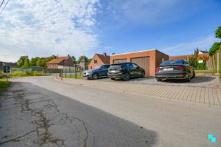 Deze <strong>te renoveren halfopen bebouwing</strong> met <strong>twee slaapkamers</strong> is vlot bereikbaar gelegen nabij het centrum en de Staatsbaan op een hoekperceel van 615 m². De bewoonbare oppervlakte bedraagt 123 m² (volgens EPC-attest). Indeling: leefruimte, keuken, badkamer, apart gastentoilet, kelder, berging en veranda. Op de eerste verdieping bevindt zich de nachthal, twee slaapkamers en zolderberging. Tuin, oprit en dubbele garage. Decentrale verwarming op aardgas | Hoofdzakelijk enkele beglazing (hout) | Rolluiken | Op heden verhuurd. Justine organiseert voor deze woning de bezoeken, mits het maken van een afspraak. www.bordes.be