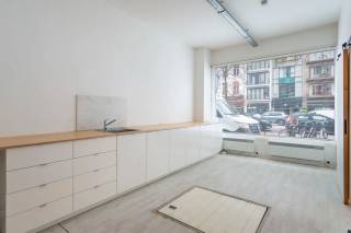 Bent u op zoek naar een commerciële ruimte op een toplocatie, waar zichtbaarheid centraal staat? Dan is dit handelspand van ca. 60 m² in de Nassaustraat precies wat u zoekt.<br /><br />Dit pand combineert een unieke ligging met vlot bereikbare in- en uitvalswegen. Op wandelafstand van het levendige Eilandje, het historische stadscentrum én op slechts vijf minuten van de Antwerpse Ring, is deze locatie ideaal voor ondernemers die zichtbaarheid én bereikbaarheid willen combineren.<br /><br />De ruimte biedt tal van mogelijkheden dankzij de functionele indeling en de aanwezigheid van een keuken en sanitair. Door het open en veelzijdige karakter leent het pand zich uitstekend voor uiteenlopende invullingen, zoals een winkel, kantoor, praktijkruimte of showroom.<br /><br />De straatgerichte ligging biedt maximale visibiliteit voor uw zaak; Hier passeert dagelijks zowel voetgangers- als autoverkeer.<br /><br />Huurprijs: €1.190/maand<br />Beschikbaarheid: onmiddellijk<br /><br />Interesse om dit pand te bezoeken?<br />Neem contact op met LISTED: 03 283 51 51.