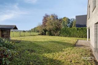 DISCOVERY DAY: Zat. 24/10 van 10u - 12u.Kom als eerste deze woning ontdekken!www.doorniksesteenweg398.beIn het landelijke Bossuit, aan het toeristische wandel- en fietsknooppunt bij het sluis en gelegen vlakbij de Scheldeoevers, zijn we verheugd om deze kloek gebouwde, op te frissen villa te kunnen voorstellen. Voor wie de woning in ere hersteld, wacht een ruime woning met grote kamers en bovenal een leefruimte met een magisch landelijk uitzicht richting de Scheldeboorden. Via de grote inkomhal, worden alle ruimtes bediend. Je kan enerzijds naar de grote keukenruimte, anderzijds naar de zonnige leefruimte met schuiframen die contact met de tuin maximaal maken. De gezellige haard aan binnen- en buitenzijde van de woning getuigen van de sfeer die je hier kan maken. De garage en wasplaats vervolledigen samen met het aparte toilet de gelijkvloerse verdieping. De bovenverdieping telt 3 grote slaapkamers, een badkamer met bad, wastafel en toilet, en een technische berging. De tuin is reeds voorzien van mooie volwassen exemplaren aan bomen. Het uitzicht, wel, dat kom je best zelf ontdekken, want dat is simpelweg subliem!
