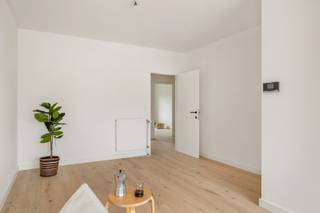 <p><strong>De Jules Moretuslei is zo’n straat waar je vanzelf wat dieper gaat ademen. Gezellig, residentieel en aangenaam breed, met alles wat je nodig hebt op korte afstand. Hier woon je rustig, maar instappen in het gebruis van het dagelijkse leven gaat moeiteloos. We stellen je er met veel liefde voor aan dit gelijkvloers appartement, dat moeiteloos comfort, licht en een fijne buitenplek combineert. Kom binnen...</strong></p><p><strong>Leefruimte met warme parketvloer<br /></strong>De leefruimte voelt meteen huiselijk aan: de parketvloer brengt warmte, het vele natuurlijke licht zorgt voor ademruimte. Een plek waar het intuïtief wonen is, waar je graag thuiskomt en waar leven vanzelf mag gebeuren.</p><p><strong>Keuken die klopt</strong><br />De keuken werd volledig vernieuwd en is afgewerkt met elegante tegels. Praktisch, verzorgd en tijdloos. Alles is aanwezig, zonder overdaad, maar met oog voor comfort.</p><p><strong>Twee slaapkamers, rustig gelegen</strong><br />Met twee slaapkamers biedt dit appartement flexibiliteit. Een hoofdslaapkamer en een extra kamer die perfect kan dienen als bureau, kinderkamer of logeerkamer. Rustig, aangenaam en mooi afgewerkt.</p><p><strong>Badkamer, fris en vernieuwd</strong><br />Ook de badkamer werd volledig gerenoveerd. Strak, fris en klaar voor gebruik. Hier hoef je niets meer aan te doen - gewoon je tandenborstel neerzetten!</p><p><strong>Een tuintje helemaal van jou alleen</strong><br />Achteraan ligt een private tuin die dit fijne gelijkvloers appartementje extra charme geeft. Een plek voor een koffietje, wat groen en frisse lucht, zonder grote onderhoudszorgen.</p><p><strong>Garagebox als vaste waarde<br /></strong>Bij het appartement hoort een garagebox, die verplicht bij aan te kopen is (20.000 euro). Comfortabel, veilig en altijd je eigen plek.</p><p><strong>Verliefd? <u>Info@ugly.be</u></strong></p><p><br /></p>