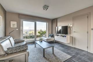 Op een absolute topligging, midden op de Markt van Deinze, bevindt zich deze lichtrijke penthouse.Het appartement beschikt over ruime terrassen zowel...