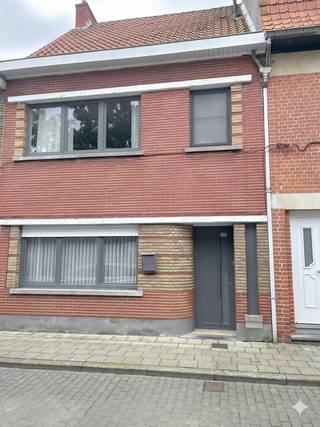 LIEU :Cette maison située au 6 de la Gouvernementstraat bénéficie d'un excellent emplacement très recherché à Aalter. Ici, vous découvrirez l'équilibre parfait entre un cadre de vie calme et agréable et la commodité de toutes les commodités de la ville telles que les restaurants, les écoles et les magasins à deux pas.Aalter est connue pour sa forte mobilité. Vous pouvez rejoindre la gare en un rien de temps et les entrées de l'E40 (en direction de Gand et Bruges) sont également très faciles d'accès.DISPOSITION :Hall d'entrée - salon - cuisine (cuisinière, four, hotte, évier) - sous-sol - hall supérieur - 3 chambres - salle de bain avec douche et toilettes - terrasse - rangement extérieur - toilettes extérieures - jardin. INFORMATIONS SUPPLÉMENTAIRES :Cette maison est disponible dès maintenant.Le chauffage est assuré au gaz naturel via des radiateurs.Dans la plupart des endroits, des luminaires sont fournis ainsi que des volets au rez-de-chaussée et des volets roulants à l'étage.Grâce à la terrasse confortable et à l'agréable jardin, vous pourrez profiter de moments amusants en plein air.DEMANDE DE VISITE : Vous souhaitez visiter cet appartement ? N'oubliez pas de demander votre visite via MijnhuurProfiel sur le site Web de Dewaele !