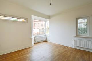 Charmante halfopen woning met tuin, kelder en oprit nabij het centrum van KapellenDeze gezellige halfopen bebouwing is ideaal gelegen op...