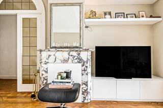 <p>Sommige appartementen zijn mooi ingericht.<br />En sommige appartementen hebben gewoon… présence!<br />Dit appartement heeft licht, charme en een entrée waar je spontaan iets rechter van gaat lopen.<br /><br />De indrukwekkende inkomhal zet hier meteen de toon: marmer, grandeur en karakter. En je weet dit is geen doorsnee appartementsgebouw, maar een residentie met karakter en geschiedenis.</p>
<p>Ook het appartement zelf charmeert van de eerste minuut. Authentieke elementen zoals de prachtige parketvloeren, elegante bogen en hoge plafonds geven het geheel een warme, tijdloze uitstraling.</p>
<p>Met zijn 130 m² aan bewoonbare oppervlakte is ruimte hier absoluut geen issue. De leefruimte nodigt uit tot lange diners, gezellige apero-avonden of gewoon languit neerploffen na een drukke dag.<br />En dankzij de ingebouwde zitbanken aan het raam krijg je er meteen een favoriete koffieplek bij.</p>
<p>Ook de keuken kreeg een moderne update en combineert strakke materialen met een gezellige sfeer. Een plek waar je snel een pasta wil maken, vrienden uitnodigt… en plots merkt dat het middernacht is.<br />Verder beschikt het appartement over twee ruime slaapkamers en een derde, middelgrote kamer die momenteel is ingericht als praktische dressing. Ideaal voor wie droomt van extra opbergruimte of gewoon een extra kamer nodig heeft.</p>
<p>En ook praktisch zit het hier helemaal goed: instapklaar, een gunstig EPC en een locatie waar alles dichtbij ligt.<br />Van hieruit fiets (of tram) je in geen tijd richting stad, station of je favoriete koffiebar. En wanneer je even nood hebt aan rust, liggen Park Den Brandt en het Middelheimpark praktisch om de hoek.<br /><br />Een appartement dat niet probeert om indruk te maken, maar het gewoon vanzelf doet.<br />Benieuwd naar meer? Reserveer alvast je plekje op onze kijkdag op 26/09 via 0487/93.35.43 of mail naar britt@jamar.immo.</p>
<p>vg, wg, gdv, gvk, vv, geen vermelding in het maatregelenregister</p>