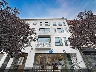 Appartement gelegen op de eerste verdieping met <strong>twee terrassen</strong> op zeer centrale ligging in de Theaterbuurt op wandelafstand van de gezellige Graanmarkt, winkels, restaurants en openbaar vervoer. <br /><br /><strong>Indeling:</strong><br />Het appartement bestaat uit een leefruimte met aansluitend de open keuken die voorzien is van een koelkast met vriesvak, een inductiekookplaat, een vaatwasser, een oven en een microgolf. De badkamer sluit aan aan de slaapkamers en is voorzien van een bad met hangdouche en een dubbele lavabo. Verder is er ook nog een apart toilet en een berging, met aansluiting voor wasmachine en droogkast, in het appartement.<br /><br /><strong>Bijzonderheden:</strong>
<ul>
	<li>De nutsvoorziening van water, gas en elektriciteit zijn individueel.</li>
	<li>De maandelijkse gemeenschappelijke kosten bedragen €65,00 per maand.</li>
	<li>Een tweede berging aanwezig in de kelder op -1.</li>
	<li>Beschikbaar vanaf 1 januari 2027.</li>
</ul>