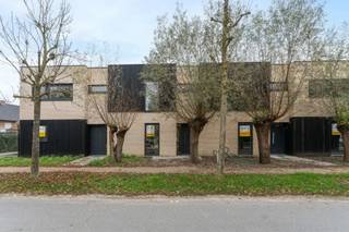 Lot 5 | Halfopen bebouwing | 3 slaapkamers
Deze halfopen woning biedt extra ruimte, zowel binnen als buiten. De open leefruimte geniet van veel natuurlijk licht en sluit aan op de tuin. Met drie slaapkamers, een functionele badkamer, een private parkeerplaats en een ruime buitenomgeving woon je hier comfortabel op een rustige locatie.