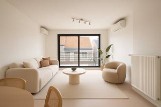 Ruim duplex-appartement met een bruikbare vloeroppervlakte van 101 m² (excl. terrassen) gunstig gelegen vlakbij het vernieuwde marktplein en op wandelafstand van het station en het strand van Heist. <br /><br />Indeling: inkom, gastentoilet, een lichtrijke leefruimte met directe toegang tot een zonnig terras – ruim genoeg voor een tafel en stoelen. De open, ingerichte keuken sluit mooi aan op de leefruimte en het terras. Verder op dit niveau: een gastentoilet, twee slaapkamers waarvan een grote kamer en een kinderkamer. De bovenverdieping biedt een ruime masterbedroom, een douchekamer en een handige bergruimte. Er kan indien gewenst een garagebox aangekocht worden in het gebouw. Het betreft een grote garage voorzien van een elektrische poort. <br /><br />Troeven: 101 m² bruikbare vloeroppervlakte + zonnige terrassen - Perfecte ligging nabij markt, winkels, station en strand - leuk zonneterras - Zonnige leefruimte met open keuken. <br /><br />Kom het appartement bezoeken na afspraak met Willem Cauwels op tel 050.89.27.70