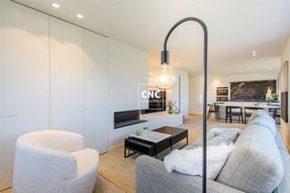 Prachtig lichtrijk hoek appartement met kwalitatieve afwerking met zicht op het Zegemeer. Het appartement is rustig gelegen en omvat: een inkomhal met een aparte toiletruimte en een vestiaire. De woonkamer en open keuken kijken uit op het Zegemeer. De keuken is afgewerkt met een Carrara marmer blad en voorzien van alle keuken toestellen. Het heeft 3 volwaardige slaapkamers met reeds ingemaakte kasten en een eigen bad- of douche kamer. Er is een mogelijkheid tot aankoop van garagebox in de residentie. Dit appartement word gemeubeld verkocht!Wenst u bijkomende informatie of wenst u een bezoek in te plannen?Contacteer Nathalie Colpaert op het nummer 0495/62 18 81 of via mail info@immocnc.be.