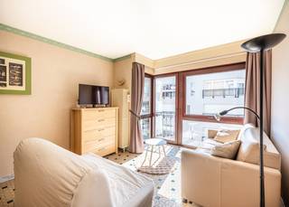 Gezellig appartement met 1 slaapkamer en zongerichte leefruimte te koop in Koksijde-Bad.<br /><br />Dit pand is gelegen op de 3de verdieping van de kleinschalige residentie "Lucaya". Het gebouw geniet een zeer goede ligging aangezien de zee en de magnifieke Schipgatduinen zich om de hoek bevinden. Het bruisende centrum met talloze winkels en restaurant zijn gelegen op wandelafstand. Daarnaast heeft de leefruimte een zonnige oriëntatie waardoor het er zeer aangenaam vertoeven is.<br /><br />Het appartement werd als volgt ingedeeld: Inkomhal met vestiairekast | zonnige leefruimte | halfopen keuken | volwaardige slaapkamer met dubbel stapelbed en ingemaakte kasten | badkamer met douche, lavabo in meubel en toilet.<br /><br />Alle ramen in het leefruimte werden vernieuwd naar hoogrendementsglas met PVC raamprofielen. <br /><br />Bent u op zoek naar een tweede verblijf vlakbij zee of naar een investeringsmogelijkheid om te verhuren? Aarzel dan niet en kom snel langs voor een bezoek!