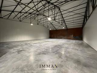 Ruime en praktische loods in Torhout op een steenworp van de E403!De loods omvat:- nieuw geïsoleerd dak;- drijfkracht - verlichting, elektriciteit: 3...