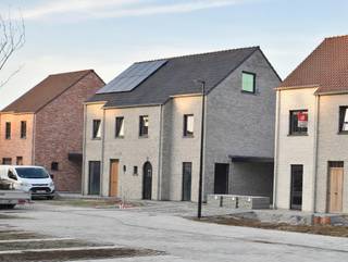 In de Jozef Verduynstraat in Ruddervoorde bouwt Danneels ruime energiezuinige gezinswoningen in stijlvolle architectuur. De woningen zijn ideaal gelegen; in een verkeersluwe straat in het centrum, dicht bij alle voorzieningen.<br /><br />Op het lot 7 bouwen we een fraaie halfopen bebouwing in hedendaags landelijke stijl. Met o.m. een open ingedeelde woonkamer, ingerichte eilandkeuken en badkamer, tuin met gezellig terras, 4 mooie slaapkamers, dressingruimte, oprit, carport, … vind je hier alles wat een gezin verlangt.<br /><br />Deze bijna-energieneutrale woning is uitgerust met een geothermische warmtepomp, zonnepanelen en een ventilatiesysteem met warmterecuperatie.<br /><br /><span>Danneels werkt jouw nieuwe woning sleutel-op-de-deur voor je af en jij kiest zelf jouw keuken- en badkamerinrichting en de vloer- en wandtegels bij onze partners. </span><br /><br /><span>De totaalprijs en de oplevertermijn liggen vooraf vast en jouw klantenbegeleider staat voor je klaar.</span><br />