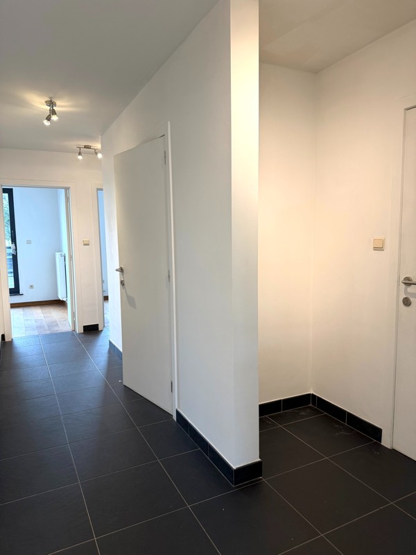 Lichtrijk appartement gelegen op de 1°V (links) met 2 slaapkamers, ruim terras en garage met automatische poort. - foto 4