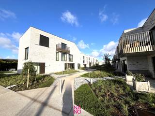 STIJLVOLLE nieuwbouwwoning met 3 slaapkamers, uiterst zonnige terrassen en een dubbele garage en dit gelegen in het UNIEKE woonproject KALVEKEET, uiterst discreet en rustig gelegen op wandelafstand van het centrum van Knokke-Heist. Deze fenomenale woning werd gebouwd volgens de regels van de kunst en is gelegen in een luxueuze community met een gemeenschappelijk garagecomplex en gastenparking. Deze beletage woning omvat op het gelijkvloers een inkomhal met aparte toilet, 3 slaapkamers waarvan 1 met een prachtig zonneterras, bad- en een douchekamer en een tuintje achteraan. Op de verdieping bevindt zich de gezellige leefruimte met een open keuken voorzien van alle nodige toestellen uitgevend op een rustig en zonnig georiënteerd zonneterras, een ruime berging en toilet. In de kelderverdieping is er een dubbele garage, een technische ruimte en een berging/wasplaats met aansluiting voor wasmachine en droogkast. Deze energiezuinige woning is voorzien van zonnepanelen en geothermie. Mooi aanbod!