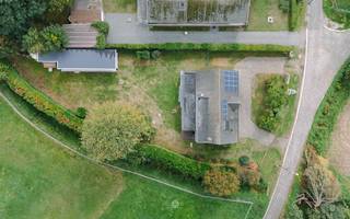 <p><span>KALKEN - Ruime woning met moderne uitbouw en groene tuin</span></p><p><span> </span></p><p><span>In een rustige en landelijke omgeving in Kalken bevindt zich deze ruime woning uit 1973, die in 2018 een grondige totaalrenovatie onderging. Het klassieke karakter aan de voorzijde van de woning werd behouden, terwijl de moderne uitbouw achteraan meteen zorgt voor een aangenaam contrast en veel licht in de leefruimtes. </span></p><p><span> </span></p><p><span>Achter de traditionele buitenzijde gaat een hedendaags ingerichte woning schuil, voorzien van alle comfort. Met een bewoonbare oppervlakte van ca. 298 m² en een perceel van 1.365 m² biedt de woning bijzonder veel ruimte, zowel binnen als buiten. De grote tuin geniet van veel privacy en vormt een aangename plek om in alle rust te vertoeven. Het bijgebouw achteraan biedt bijkomende bergruimte en beschikt over een aangenaam terras.</span></p><p><span> </span></p><p><span>Op het gelijkvloers komt u binnen via de inkomhal met toegang tot de bureauruimte en een apart gastentoilet. De eetkamer loopt mooi over in de leefruimte en de open keuken. Grote raampartijen zorgen hier voor een bijzonder aangename lichtinval en een rechtstreekse verbinding met de tuin. De ramen van de uitbouw zijn bovendien voorzien van driedubbele beglazing, wat bijdraagt aan het wooncomfort. </span></p><p><span> </span></p><p><span>Aansluitend op de keuken bevindt zich een praktische keukenberging met aansluitend de ingemaakte wasruimte. De ruime inpandige garage, bereikbaar via de inkomhal aan de achterdeur, biedt daarnaast nog bijkomende bergruimte. </span></p><p><span> </span></p><p><span>Op de verdieping bevindt zich de master bedroom met dressing, een badkamer met inloopdouche, dubbele lavabo en toilet, evenals twee volwaardige slaapkamers. Daarnaast is er nog een ruime bergzolder. </span></p><p><span> </span></p><p><span>De woning is verder uitgerust met onder meer domotica en 16 zonnepanelen. </span></p><p><span> </span></p><p><span>Een ruime en comfortabele woning waar hedendaags wooncomfort, veel licht en een groene, private buitenruimte op een bijzonder aangename manier samenkomen. </span></p><p><span> </span></p><p><span>Belangrijk: </span></p><p><span>EPC label B - 114 kWh/(m²jaar) </span></p><p><span>Richtprijs: €749.000</span></p><p><span> </span></p><p><span>Interesse? Contacteer Axel Lenaerts Destelbergen via <span>destelbergen@axellenaerts.be</span></span><span> of 09 219 08 77 voor meer informatie of een bezoek.</span></p>