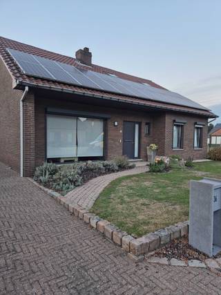 Volledig lichtrijke instapklare woning met grote tuin te koop op 7.44 are. Woning bestaat uit de veranda, bijkeuken, volledig uitgeruste keuken,...