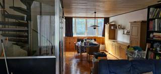 <p>Goed gelegen gezinswoning in een rustige groene wijk (doodlopende straat) vlakbij scholen, winkels en openbaar vervoer</p><p>Gevels recent vernieuwd<br />EPC B<br />verwarming op gas (hoogrendementsketel, recent onderhoudsbeurt gehad)</p><p>indeling<br />gelijkvloers: oprit, hal, inpandige garage, hobbykamer (eventueel om te vormen tot een 4e slaapkamer en wasplaats), gang, gastentoilet, terras en tuin</p><p>1e verdiep: ingerichte keuken (koelkast, inductiekookplaat, vaatwasser), ruime lichte woonruimte met aansluitend terras</p><p>2e verdiep: 2 (kinder)kamers, ruime masterbedroom, ingerichte badkamer (douche en bad in één, badkamermeubel met spoelbak, toilet)</p>