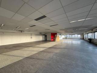 Polyvalent space for rent in Ninove with easy access to the Expressway. The 500 m² unit on first floor features a height of 3 metres, natural...