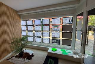 Kantoor-/winkelruimte te huur op toplocatie in Tielt<br /><br />Bent u op zoek naar een instapklare kantoor/winkel ruimte op een uitstekende locatie? Dan is dit uw kans!<br /><br />Deze kantoorruimte is gelegen op de Markt van Tielt, een centrale en vlot bereikbare locatie met uitstekende visibiliteit voor klanten en bezoekers.<br /><br />