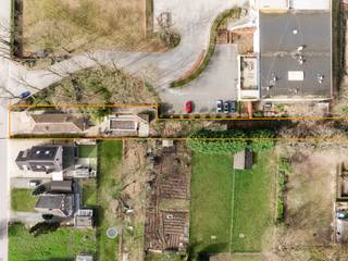 Op een uitstekende, rustige locatie te Bonheiden vindt u deze instapklare gelijkvloerse woning op een ruim perceel van 1.390 m². Deze woning combineert comfort, privacy en een aangename woonomgeving, ideaal voor wie op zoek is naar gelijkvloers wonen.  U bevindt zich hier op vlakbij het centrum, winkels, scholen en het openbaar vervoer. <br /><br />We betreden de woning via de inkomhal met gastentoilet. De leefruimte geniet van veel natuurlijk lichtinval door de grote raampartijen, waardoor u ook een prachtig zicht heeft op de tuin. Deze kan u inrichten met een gezellige zithoek en een aparte eetplaats. Langs de leefruimte vinden we de keuken terug, voorzien van de voornaamste toestellen. De woning beschikt over twee ruime slaapkamers en de badkamer, dewelke recent werd vernieuwd met inloopdouche en lavabo.<br />Verder is er een inpandige garage aanwezig, wat zorgt voor extra bergruimte en een veilige plaats voor uw wagen.<br />In de ruime tuin kunt u steeds in alle rust en privacy genieten van het mooie weer. Het aanwezige zwembad vormt een absolute meerwaarde en maakt het geheel compleet voor wie wil genieten van het buitenleven.<br /><br />Dit is een uitstekende opportuniteit als u op zoek bent naar een instapklare gelijkvloerse woning met 2 slaapkamers te Bonheiden . Contacteer ons voor meer informatie op 0479 13 63 69 of neem een kijkje op www.boonstravastgoed.be. <br /><br />Bijzonderheden:<br />- Zwembad<br />- Twee slaapkamers<br />- Gelijkvloerse woning<br /> 